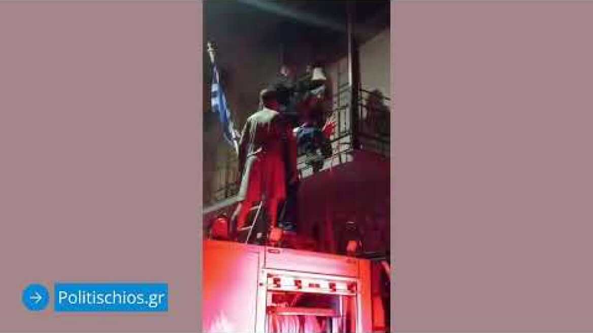 Δραματική διάσωση μητέρας και γιου από πυρκαγιά σε σπίτι στον Άγιο Γεώργιο Συκούση