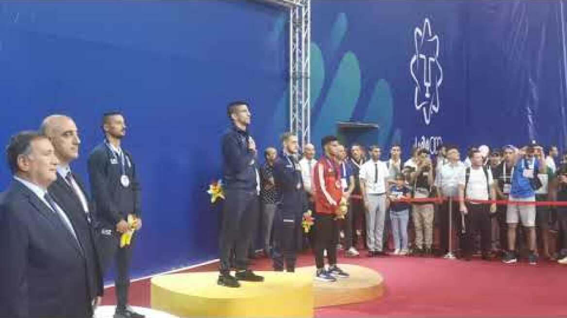 Η στιγμή του θριάμβου για τον Διονύση Ξένο με την απονομή του χρυσού από τον Πρόεδρο Σπύρο Καπράλο