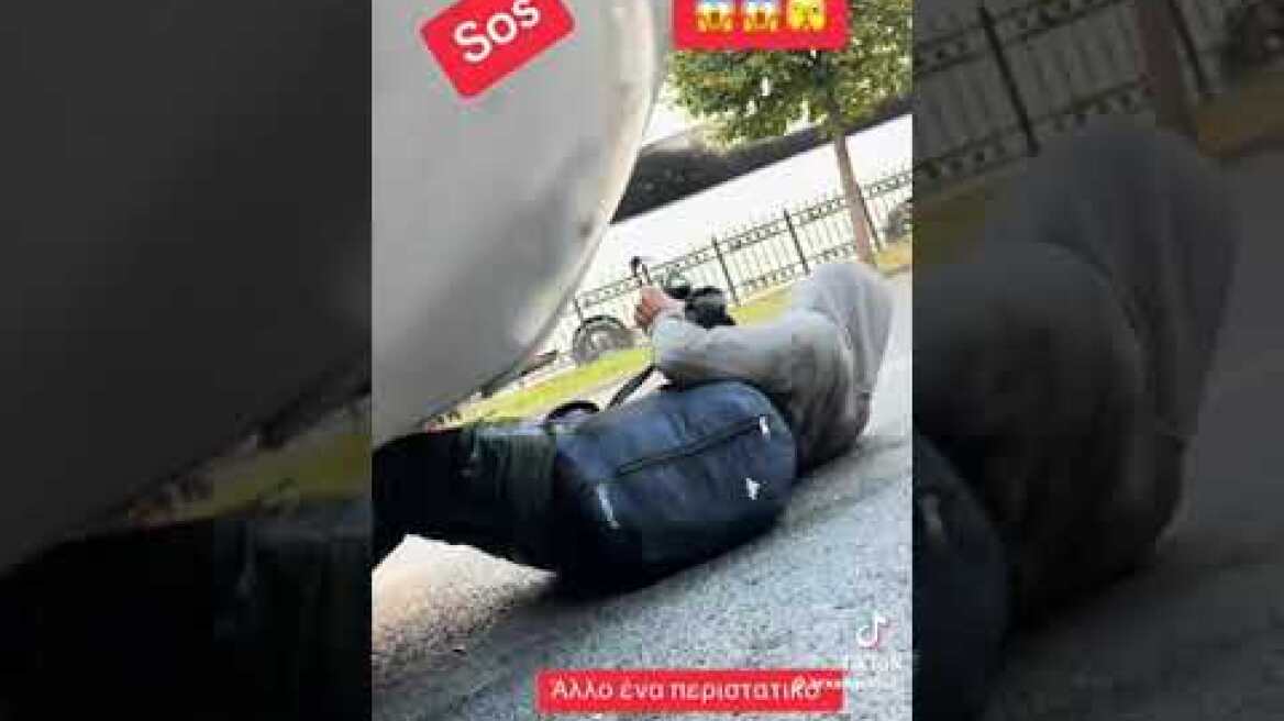 Έλληνας οδηγός απαθανατίζει σφηνωμένους μετανάστες στο πούλμαν του