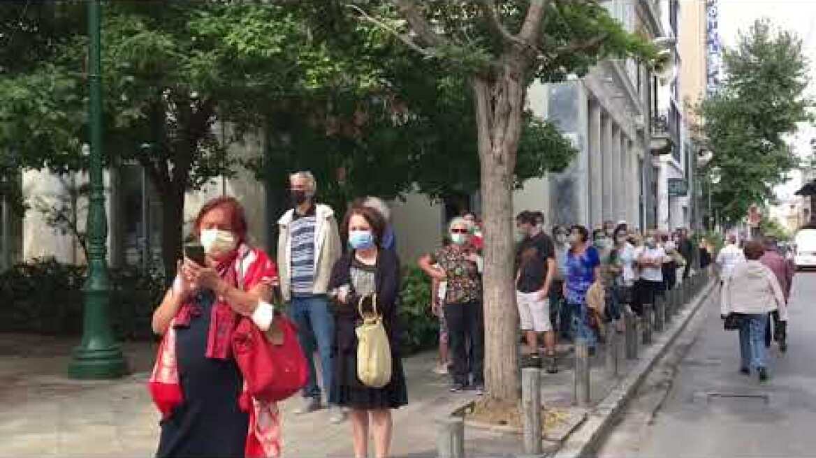 Kόσμος περιμένει υπομονετικά στην ουρά για να αποχαιρετήσει τον Μίκη Θεοδωράκη