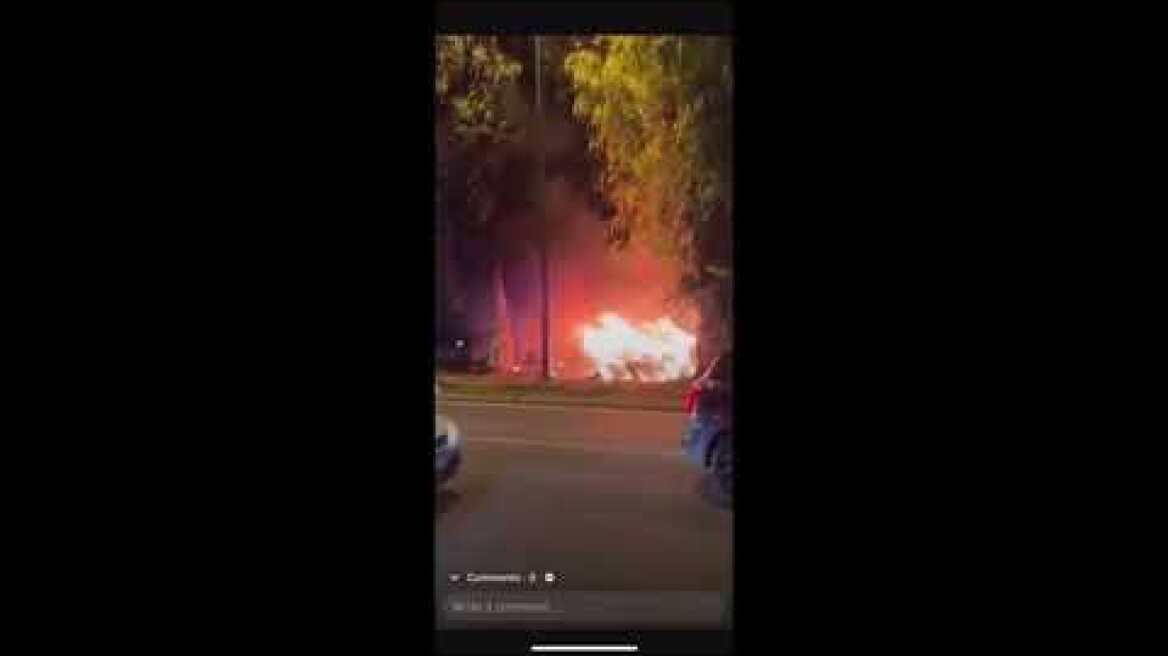 Φλεγόμενο αυτοκίνητο στη Βούλα