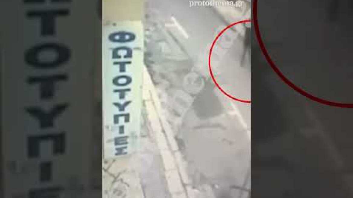 Η στιγμή που ο «δράκος των Εξαρχείων» επιτίθεται σε 29χρονη για να τη βιάσει #shortsvideo