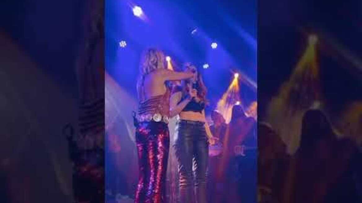 Η Άννα Βίσση και η Δέσποινα Βανδή ανταλλάσσουν φιλιά στην σκηνή του Barbarella