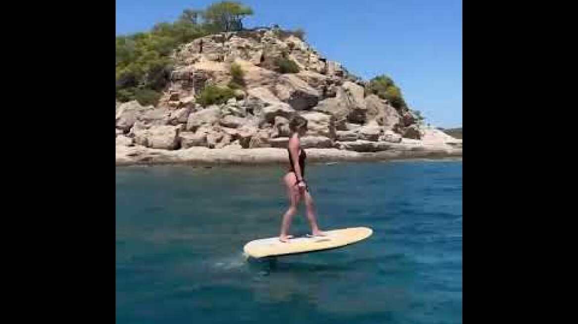 H Sydney Sweeney απολαμβάνει της διακοπές στην Ελλάδα (4)