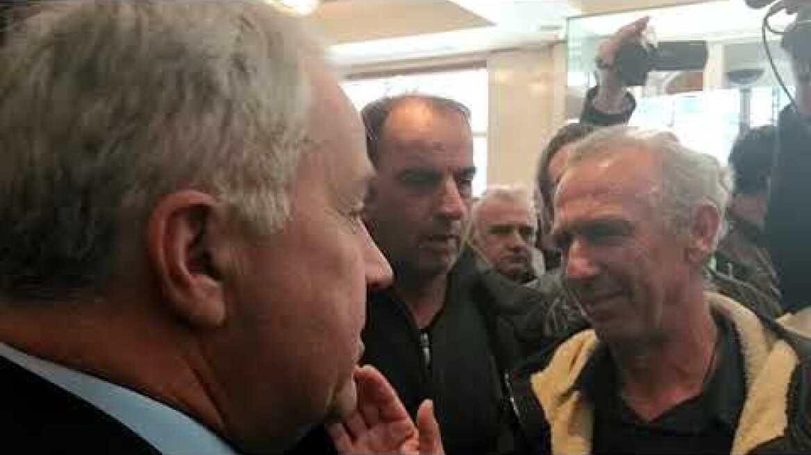 Οι Αγρότες τα... είπαν με Βορίδη στο προθάλαμο του συνεδρίου 