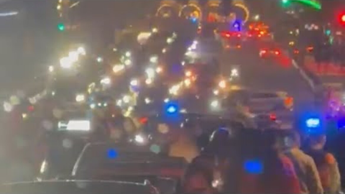 Si në 2004 me Greqinë! Lumë njerëzish në rrugë, shikoni si festohet fitorja me Serbinë në Tiranë