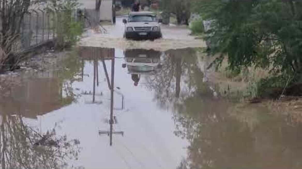 Πλημμυρισμένη η οδό Βόλου στη Λάρισα