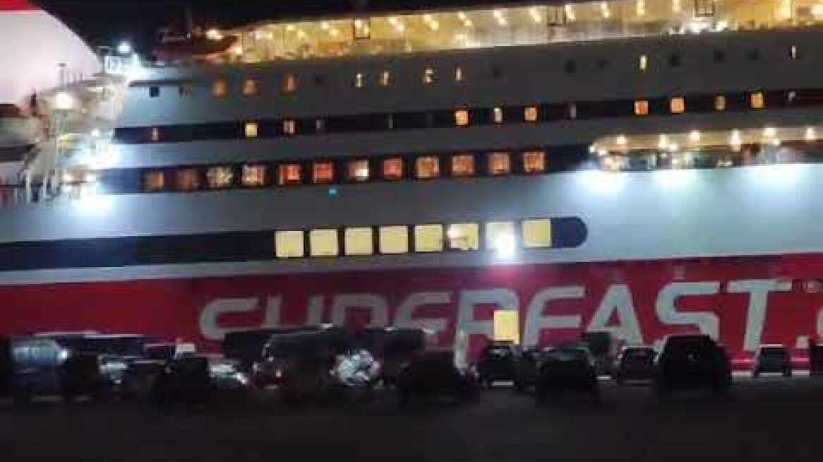 Με εμβατήρια και τον ύμνο των Ενόπλων Δυνάμεων εμψυχώνουν τα ΜΑΤ στον Έβρο-Δείτε που φιλοξενούνται 1