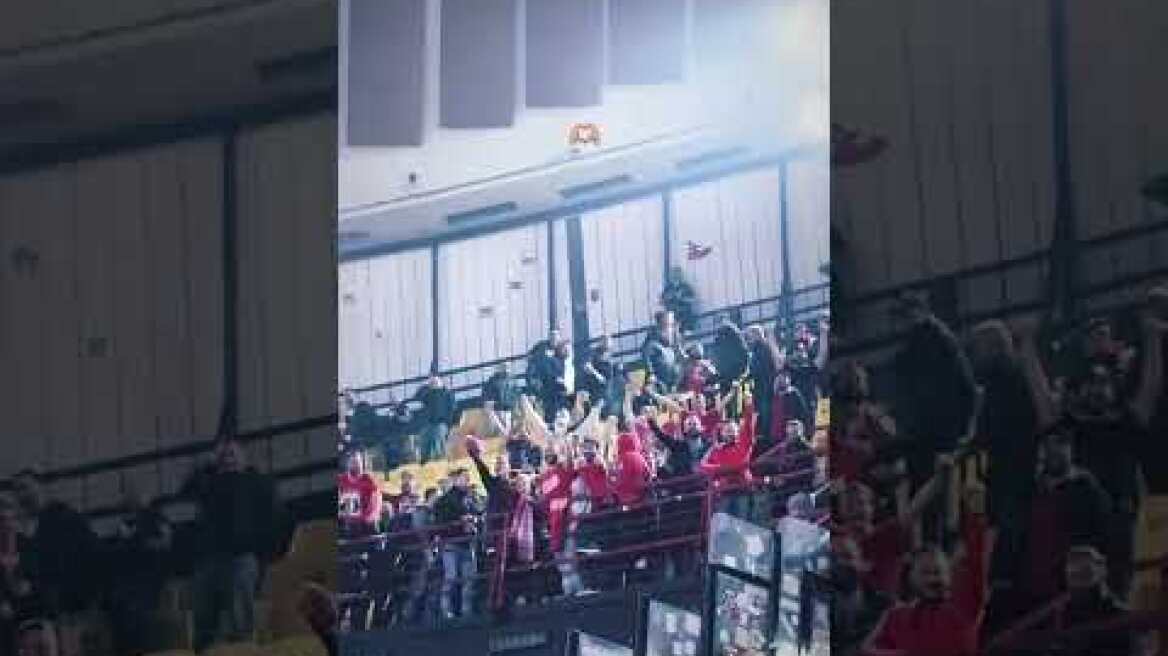 Ο κόσμος του Ολυμπιακού αποθεώνει τη Μπέριλ ΜακΚίσικ