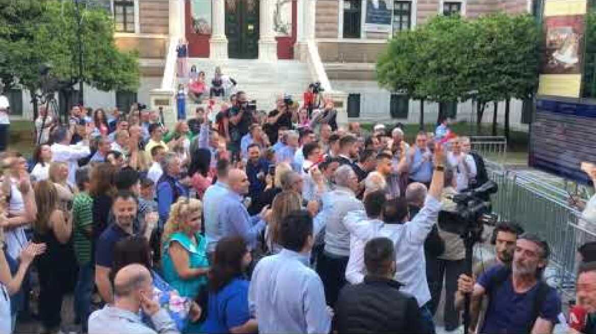 Πανηγυρισμοί εκλογικό κέντρο Μπακογιάννη