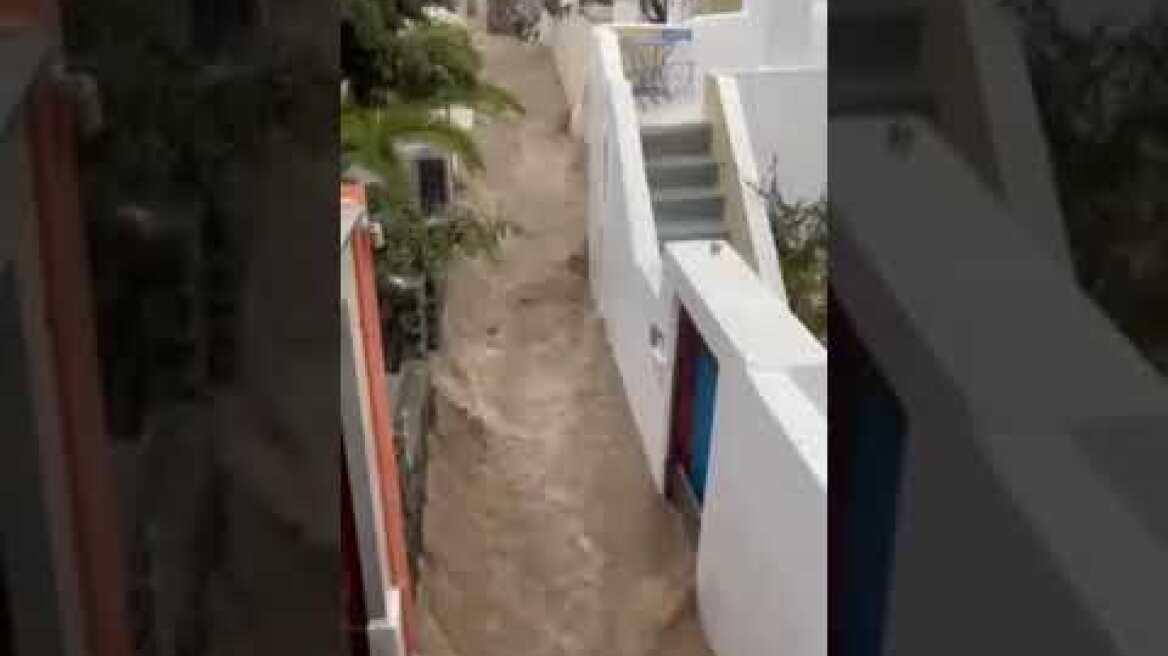 Σαντορίνη - Πρωτόγνωρες εικόνες στον οικισμό Μεσαριά