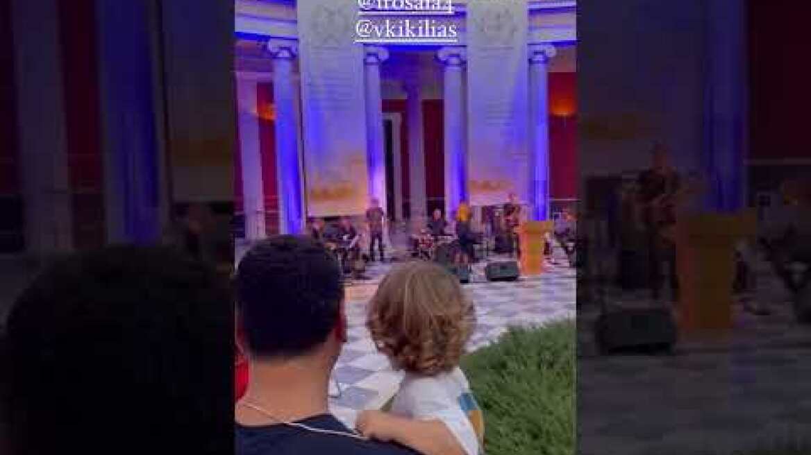 Τζένη Μπαλατσινού και Βασίλης Κικίλιας με τον γιο τους σε εκδήλωση