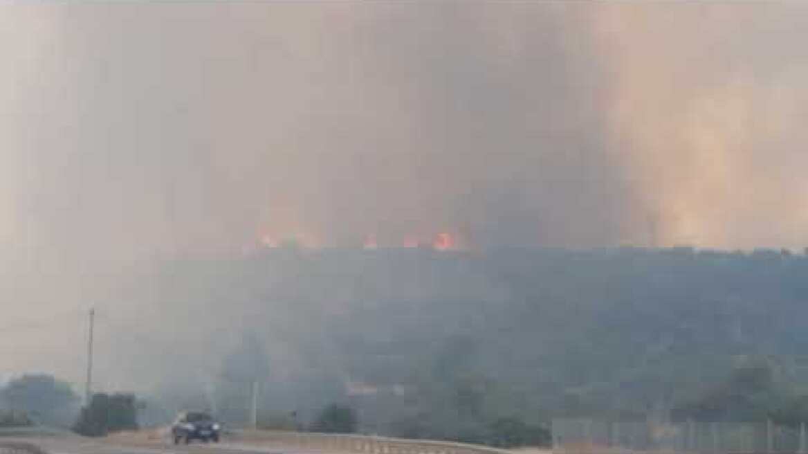 Η φωτιά δίπλα στον οικισμό Νέα Ζωή της Μάνδρας