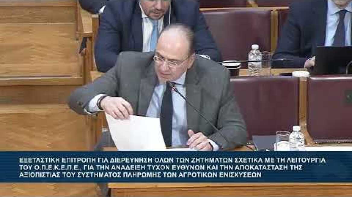 Ο Μακάριος Λαζαρίδης δείχνει φωτογραφία με τη κουμπαριά του Νίκου Ανδρουλάκη