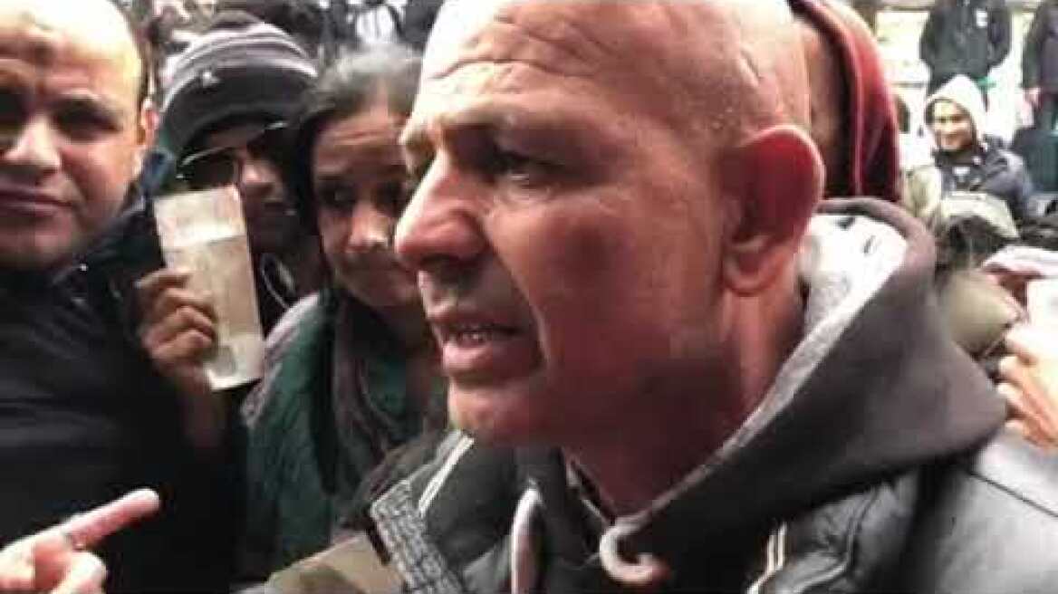 Πρόσφυγας λέει ότι την χτύπησε αστυνομικός