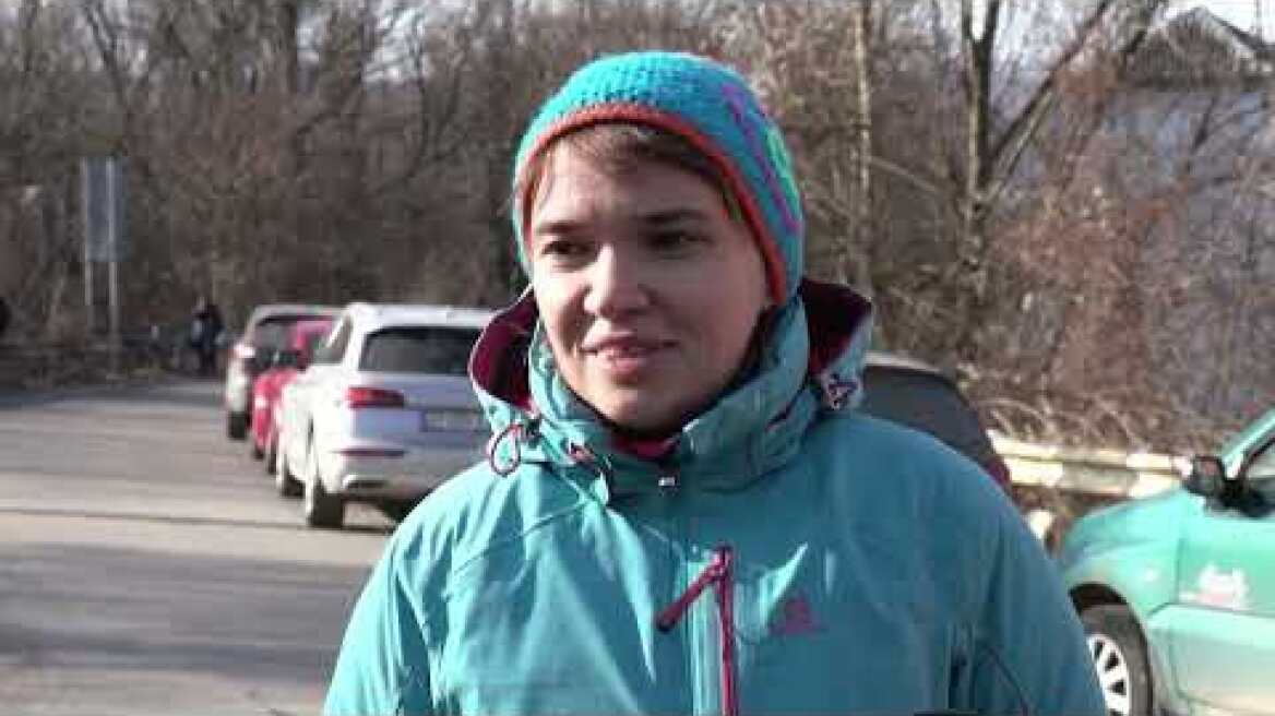 Fleeing war, people cross into Romania from Ukraine