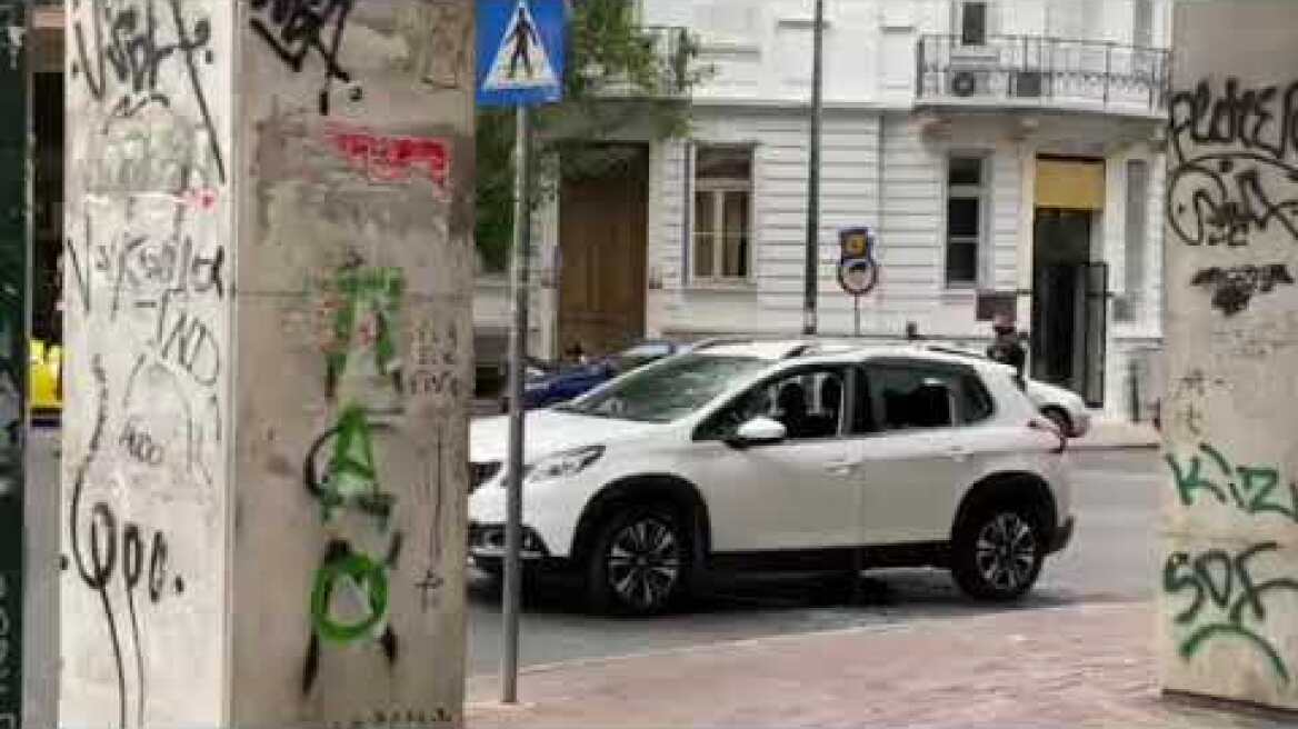 Συναγερμός στο κέντρο της Αθήνας: Καταδίωξη και πυροβολισμοί - Ένας τραυματίας