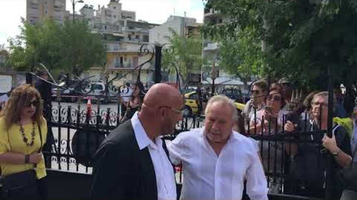 O Γιάννης Ζουγανέλης προσερχόμενος στο κοιμητήριο Ζωγράφου