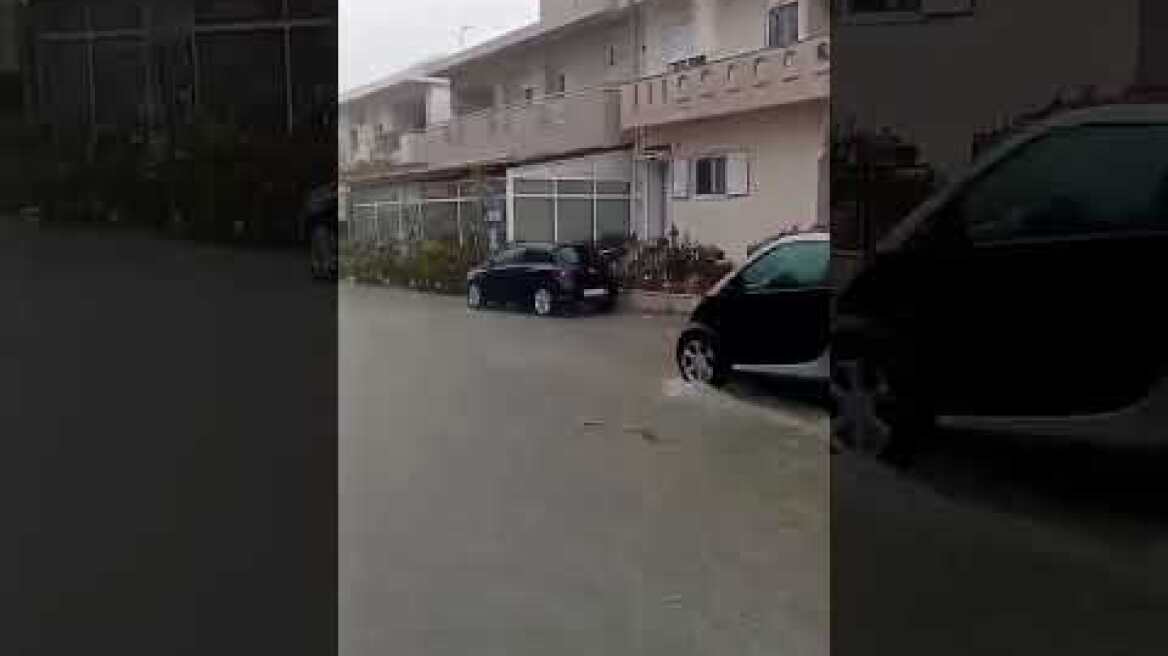 Έντονη βροχόπτωση στην Αγία Βαρβάρα - Δρόμοι μετατράπηκαν σε ποτάμια