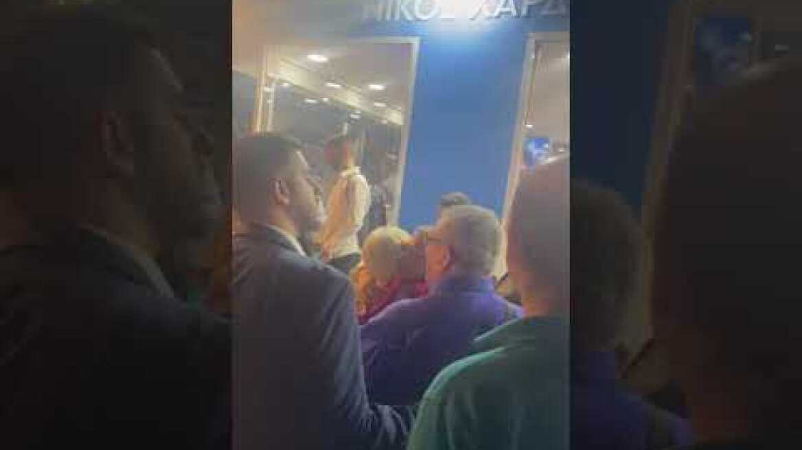 Πανηγυρικό το κλίμα στο εκλογικό περίπτερο του Νίκου Χαρδαλιά στο Σύνταγμα