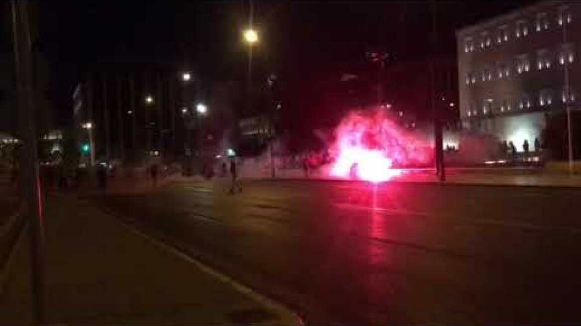 Επεισόδια έξω από την Βουλή