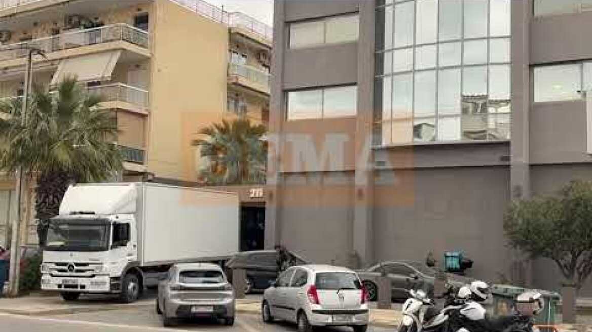 Φορτηγό της αστυνομίας φορτώνει πίνακες από την γκαλερί Τσαγκαράκη (1)