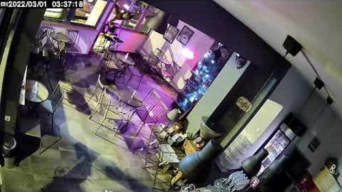 «Μπούκαρε» σε τρία καταστήματα και πιάστηκε στα "πράσα" – Έκλεψε από είδη κομμωτηρίου μέχρι σεντόνι