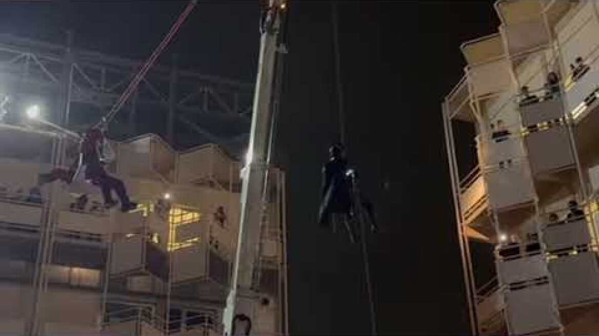 «Ιπτάμενοι» Άγιοι Βασίληδες από την Πυροσβεστική γέμισαν χαρά τα παιδιά της Ογκολογικής Κλινικής