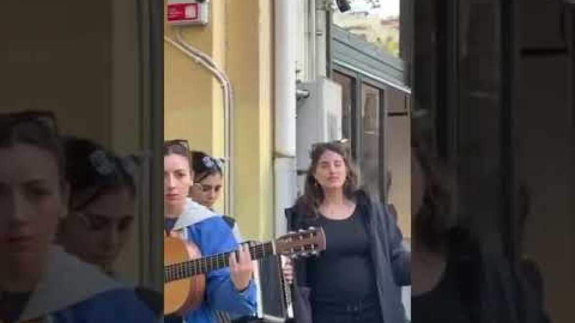 Η Παυλίνα Βουλγαράκη τραγουδάει στον δρόμο μαζί με πλανόδιους μουσικούς