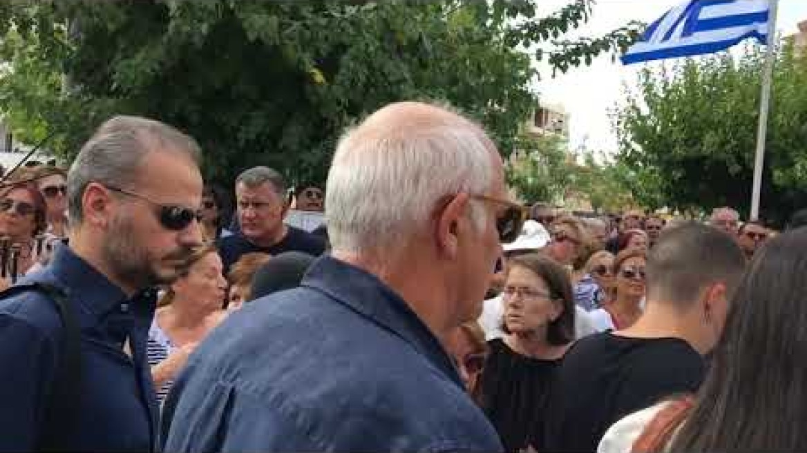 O Γiιώργος Κιμούλης προσερχόμενος στο κοιμητήριο Ζωγράφου