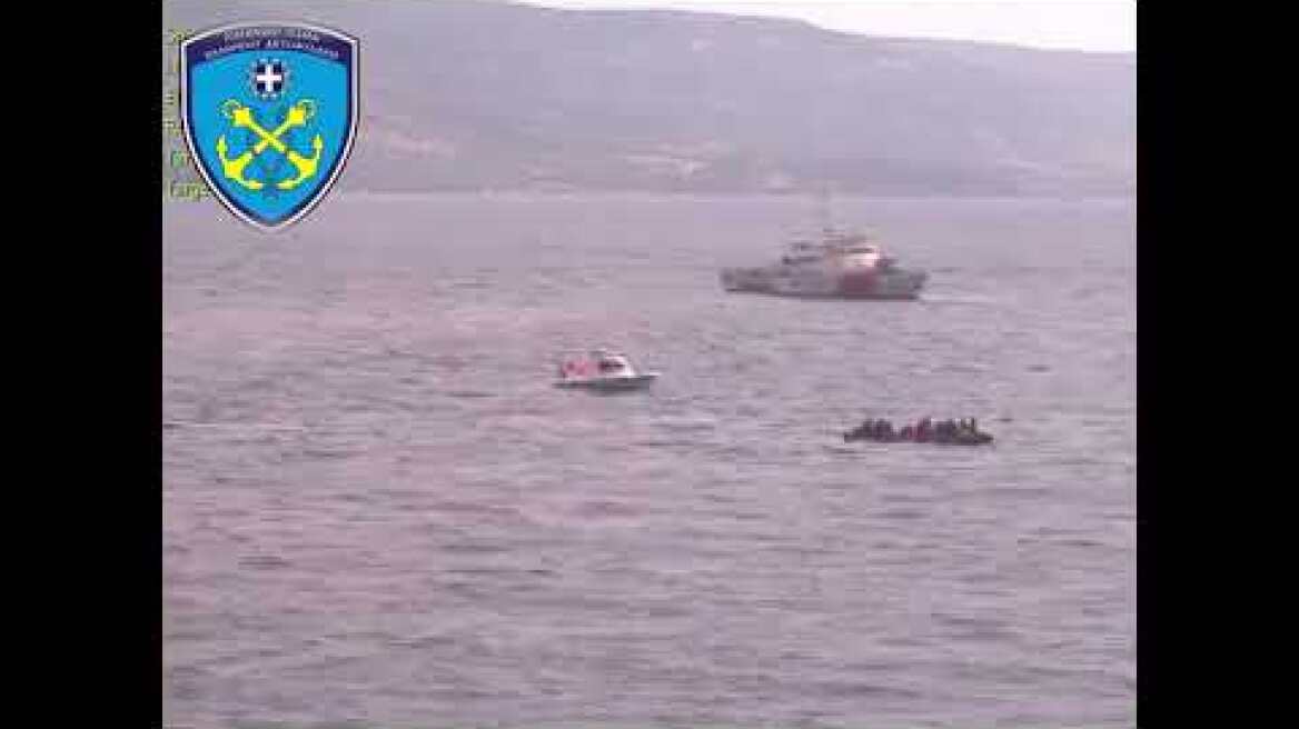 Τουρκικές ακταιωροί πλέουν πλησίον λέμβου με αλλοδαπούς εντός ΤΧΥ