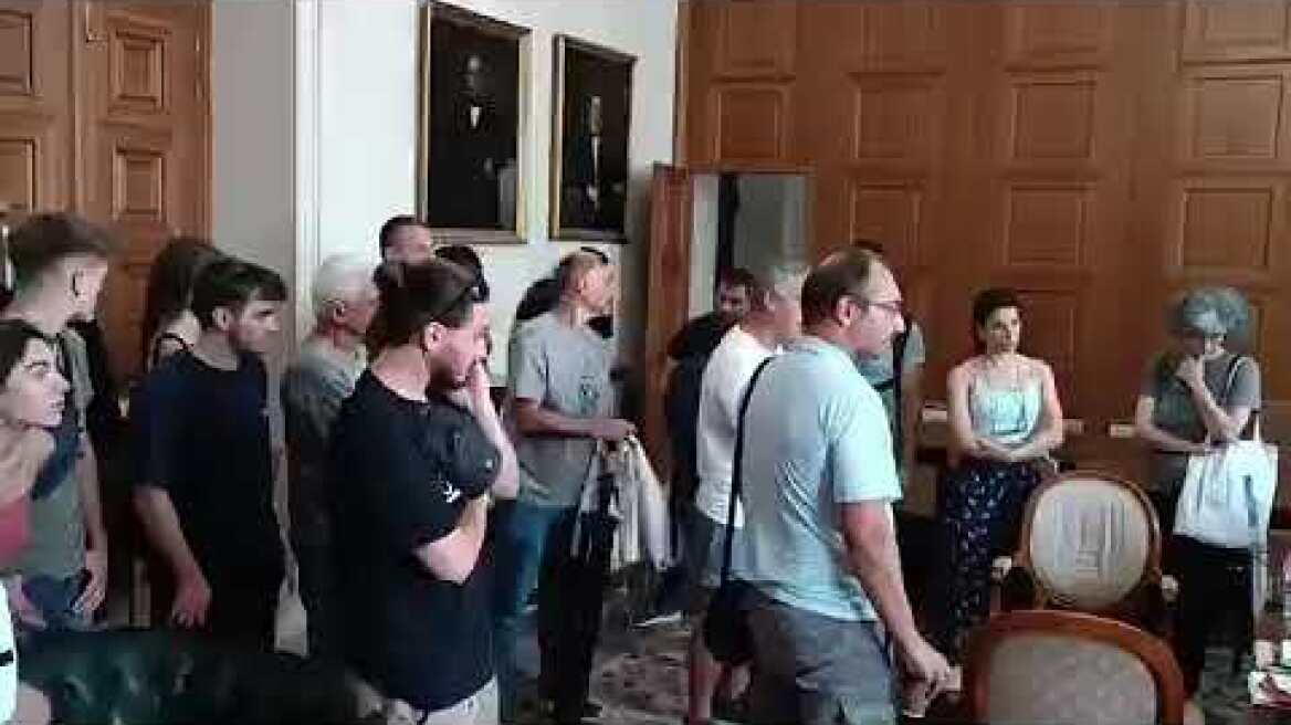 Η αντιπρύτανης του ΕΚΠΑ έδιωξε συνδικαλιστές που φώναζαν για τον υπάλληλο που κατέβασε τον σέρβερ