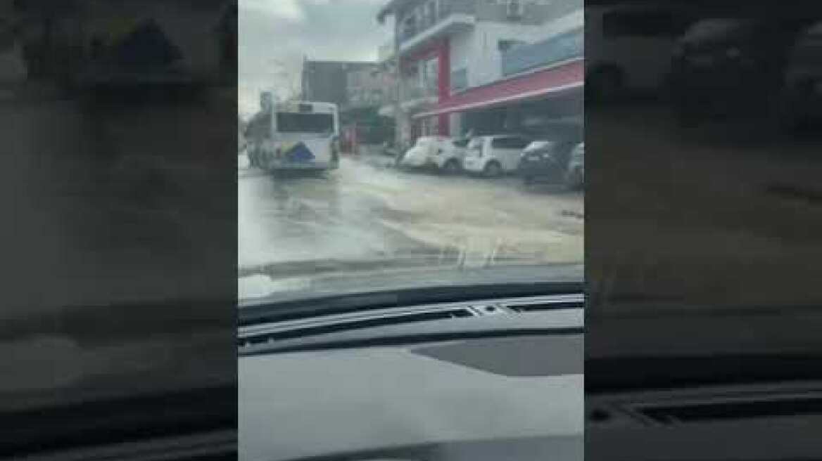 Έσπασε αγωγός νερού στη Λ. Μεσογείων