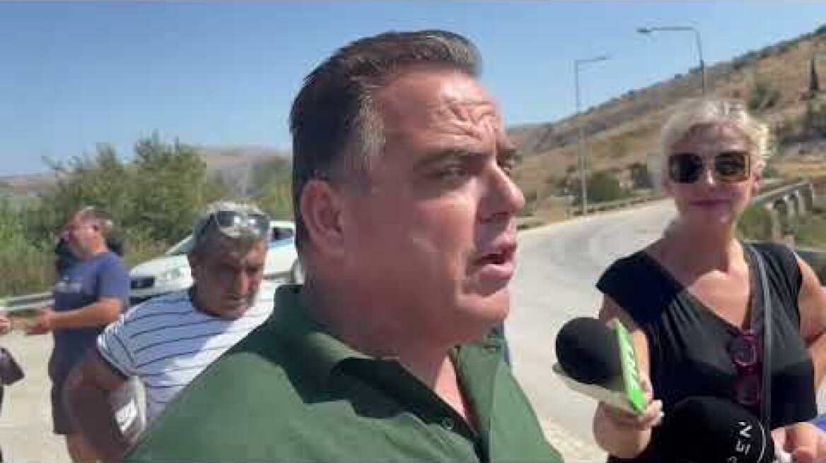 Κάτοικοι του Βλοχού περιμένουν τον Μητσοτάκη για να του θέσουν ξανά το θέμα της μετεγκατάστασης (5)