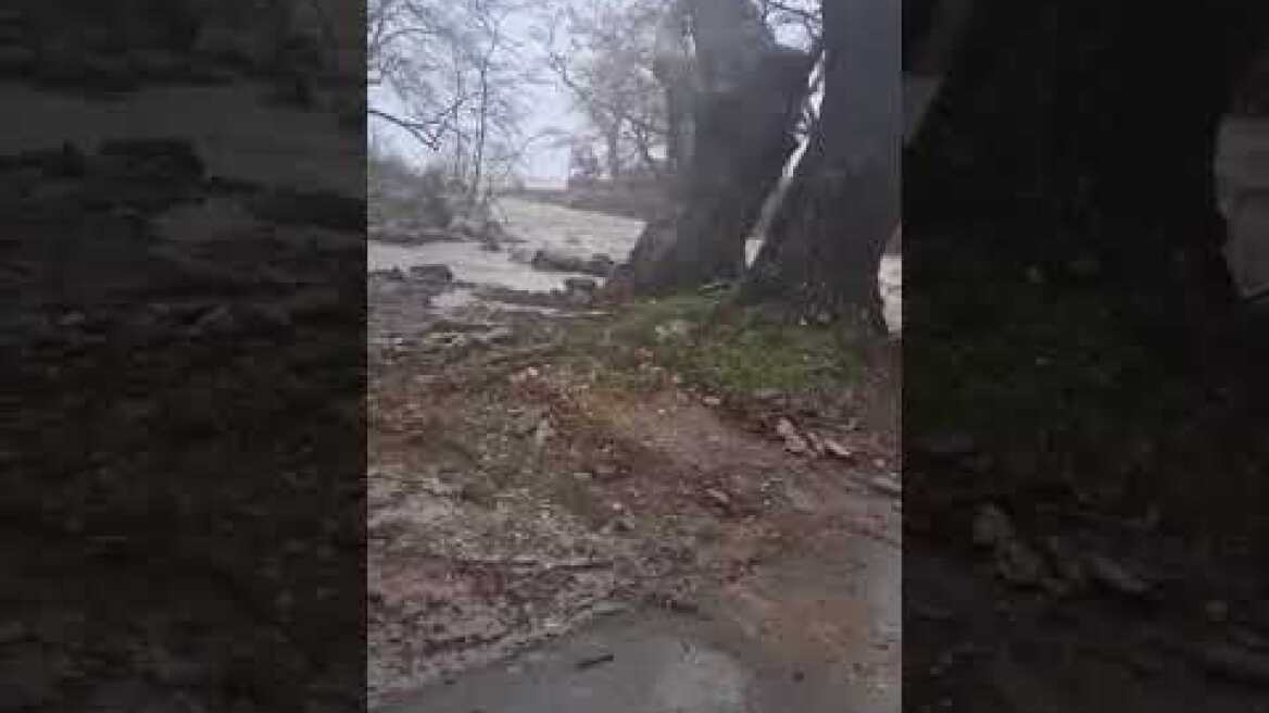 Πλημμύρισαν ρέματα στην Λάρισα (2)