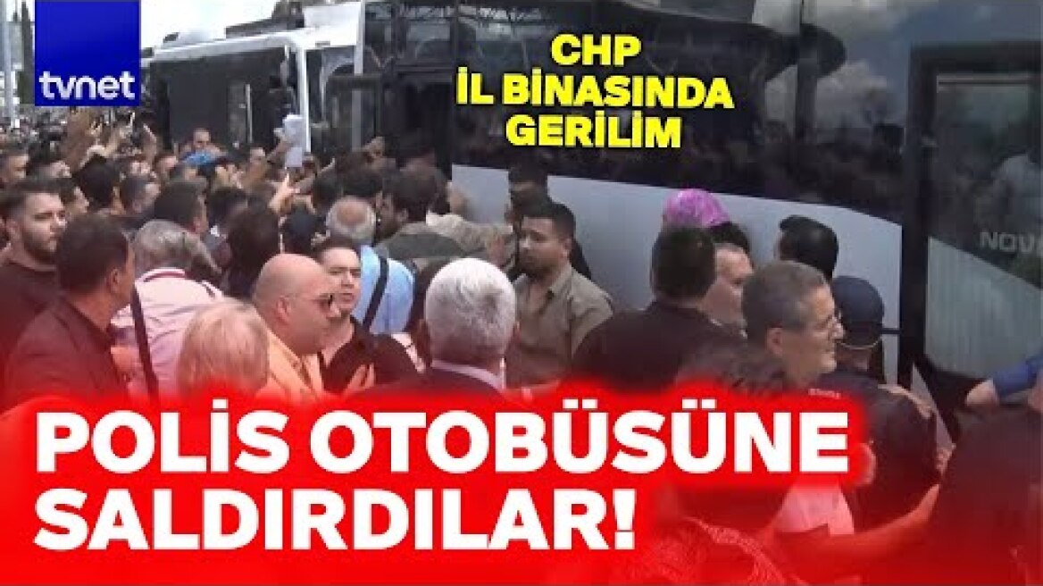 CHP İstanbul İl Başkanlığı önündeki kalabalık polis otobüsüne saldırdı!