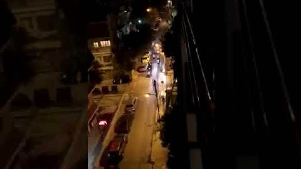 Αστυνομικοί της ΔΙΑΣ σπάνε αυτοκίνητο στην Πανόρμου. Γιατί έτσι! Γιατί έχει αριστερές πινακίδες!