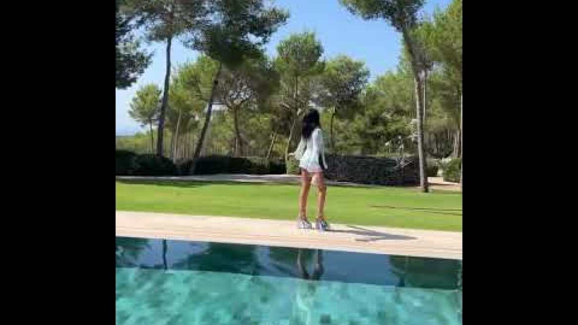 Η Ντούα Λίπα με διάφανο φόρεμα και γόβες δίπλα στην πισίνα