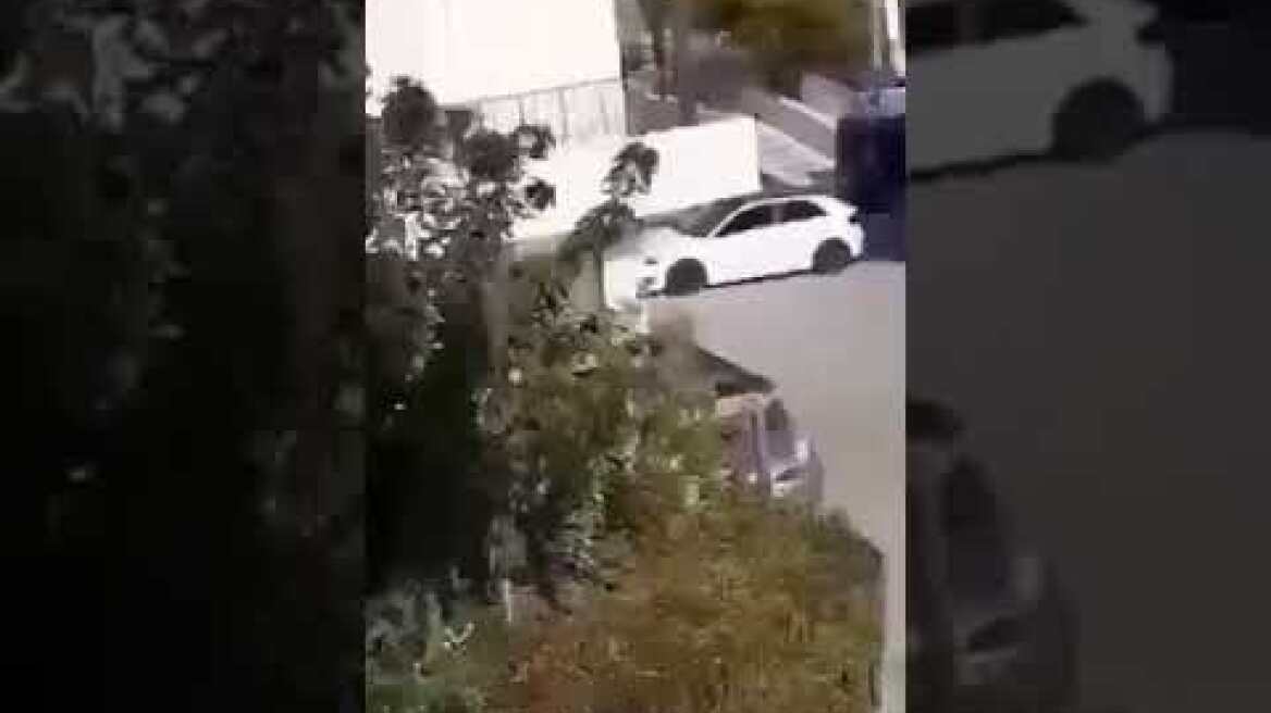 Βιντεο με τον πυροβολισμο Αλβανου εξω απο  ΚΕΠ Κορωπιου απο δυο αδερφια ΡΟΜΑ