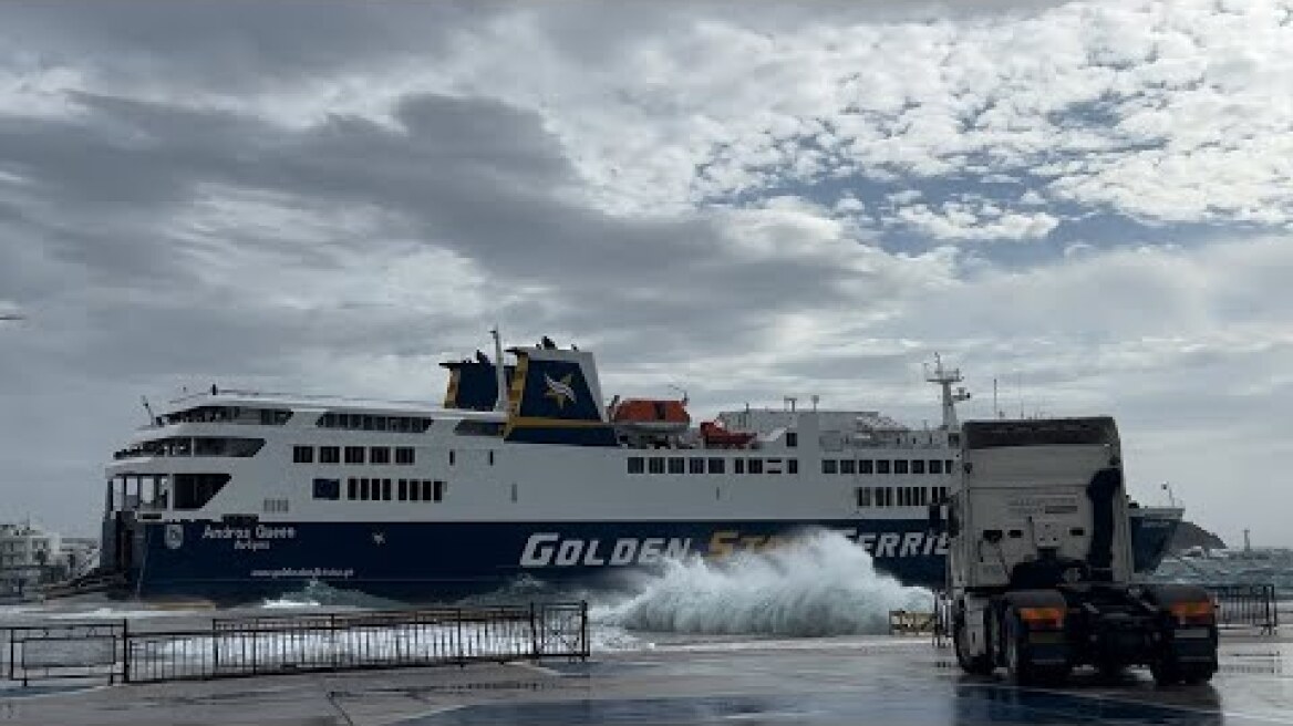 Andros Queen στο λιμάνι της Τήνου με Νοτιά