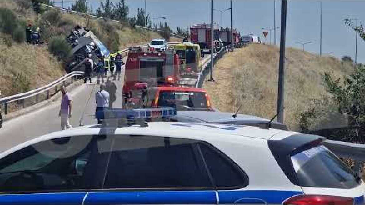 Θεσσαλονίκη: Φορτηγό έσπασε τις προστατευτικές μπάρες και κατέληξε στον παράδρομο (1)