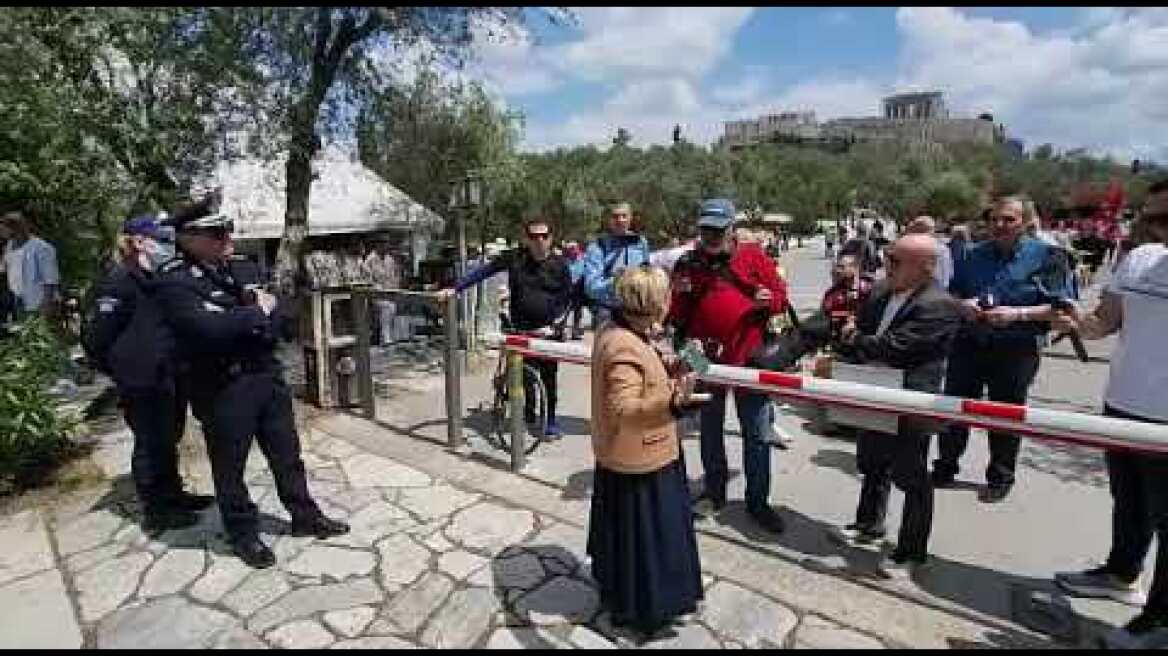 Πορεία προς τον λόφο της Πνύκας για το κόμμα Ευμορφίδη: Διαμαρτυρίες για την απαγόρευση εισόδου