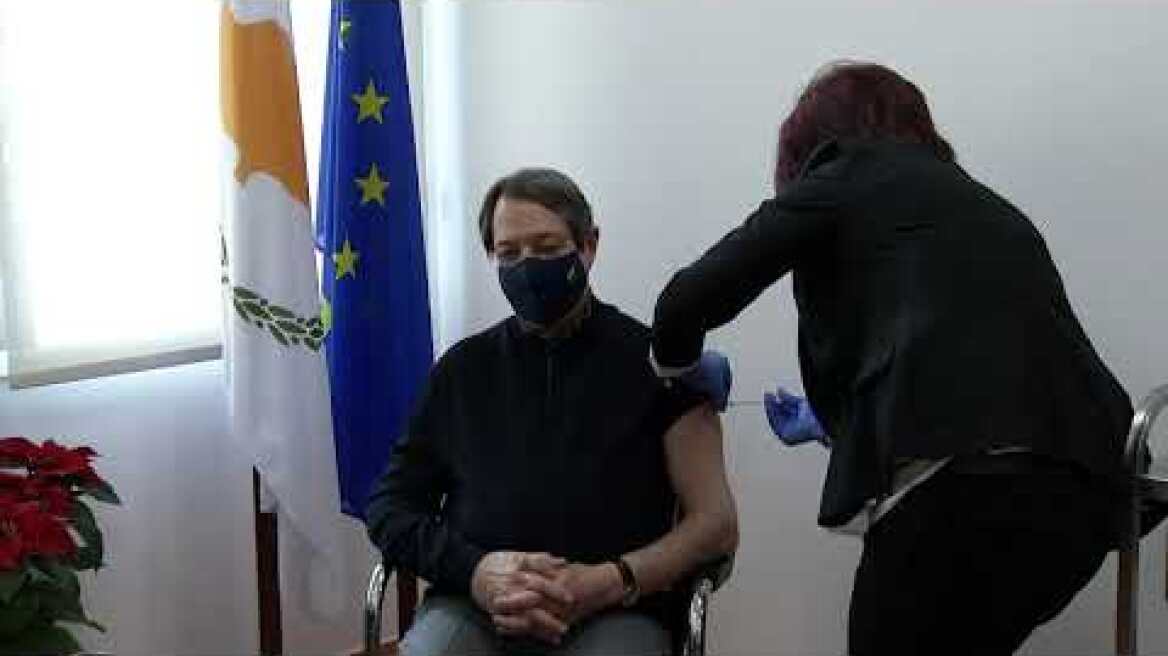 Καρέ-καρέ ο εμβολιασμός του Προέδρου Αναστασιάδη