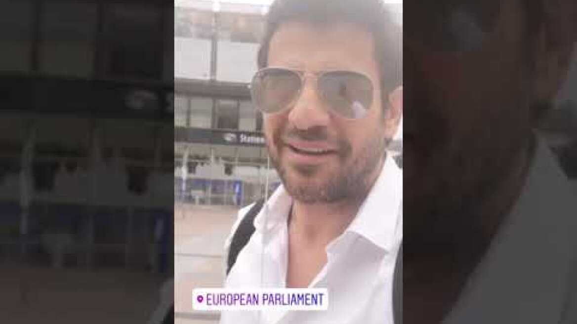 Ο Αλέξης Γεωργούλης, κατενθουσιασμένος, στην τοποθεσία Βρυξέλλες