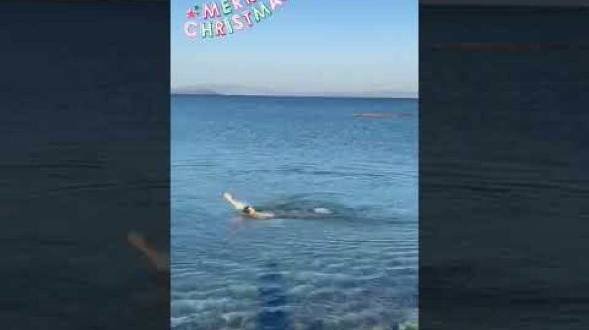 Σάκης Ρουβάς Αψήφησε τις χαμηλές θερμοκρασίες και γιόρτασε τα Χριστούγεννα με μια βουτιά στη θάλασσα