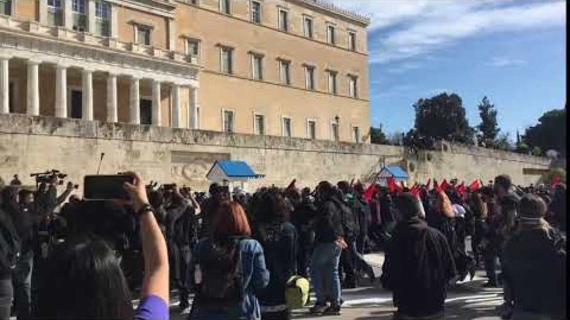 Επεισόδια έξω από τη Βουλή