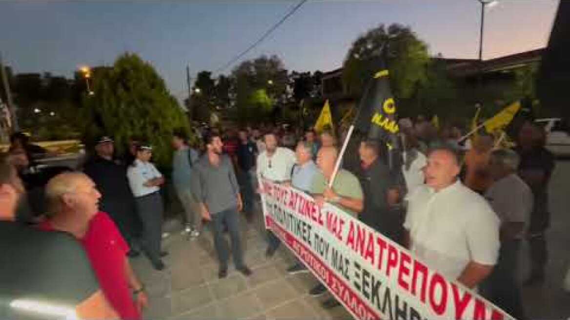 Αγρότες έξω από την περιφέρεια Θεσσαλίας