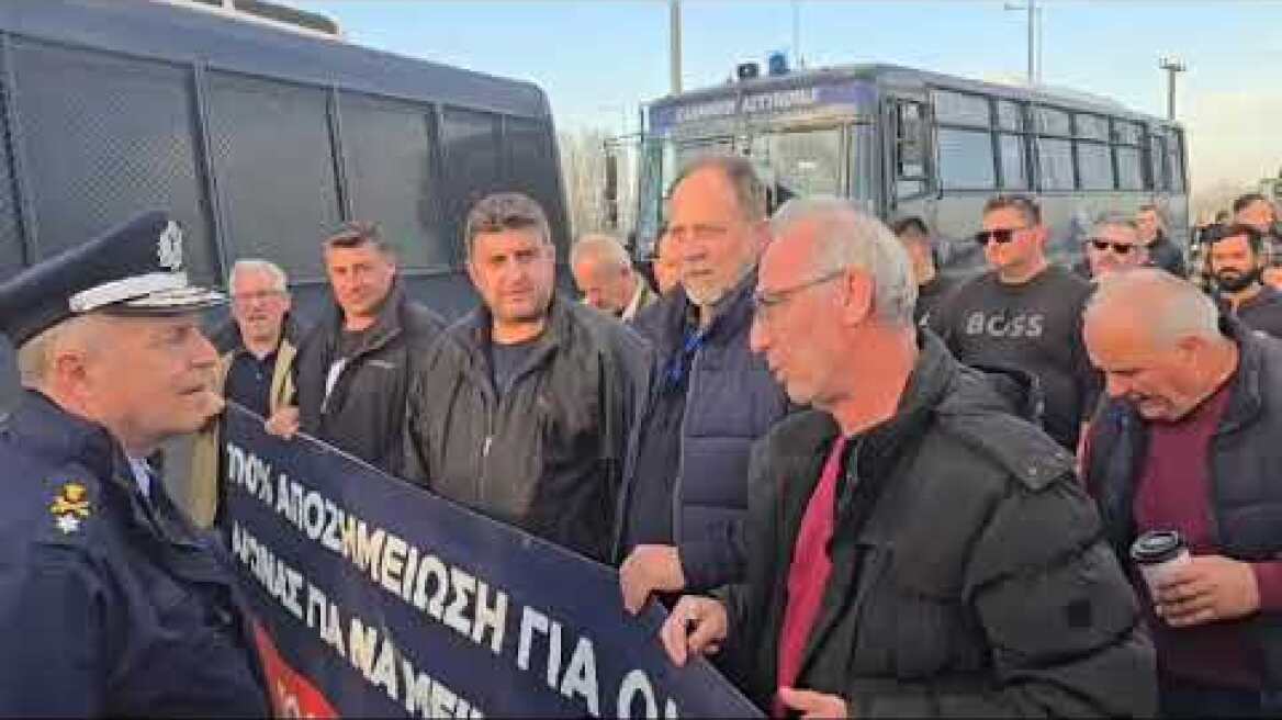 Αγρότες έκλεισαν το Ε65 (3)