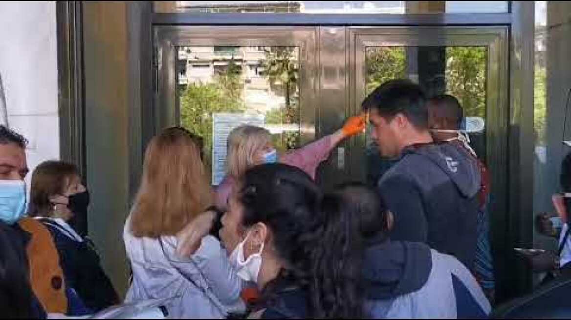 Απίστευτος συνωστισμός στις τράπεζες - Μεγάλη αναμονή για τους πελάτες