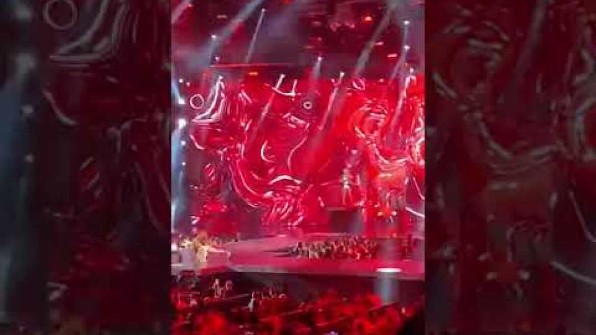 Η Καλομοίρα τραγουδάει το «Cha Cha Cha» στα Mad VMA